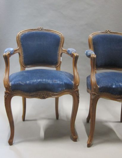 Paire de fauteuils cabriolet en chêne mouluré...