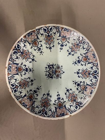 Assiette en faïence de Rouen à décor de lambrequins.

Diam...