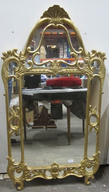 Miroir à pare-closes en bois doré et sculpté...