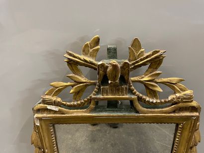 
Miroir en bois sculpté, doré et laqué vert...