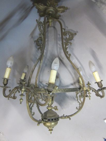 Importante suspension de lampes à pétrole,...