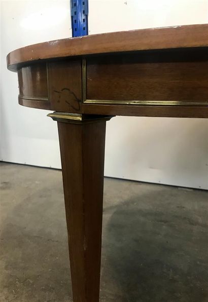 Table de salle à manger ovale, en acajou...