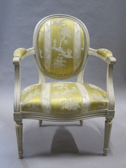 Paire de fauteuils en bois mouluré laqué...