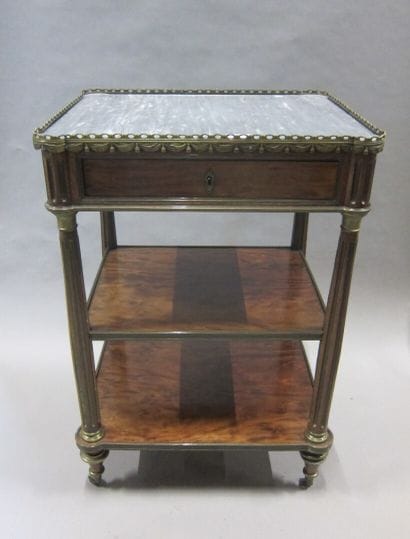 Table d'appoint de forme carrée en acajou...