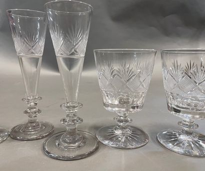Partie de service de verres en cristal taillé...