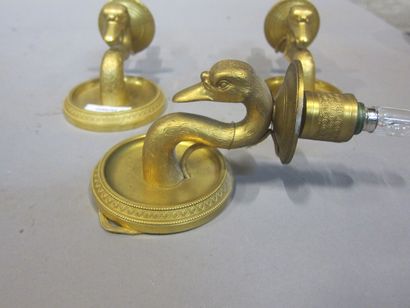 Trois appliques en bronze doré, à un bougeoir...