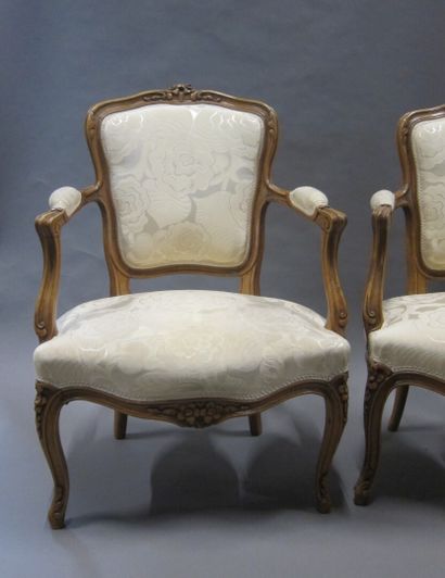 Paire de fauteuils cabriolet en chêne mouluré...