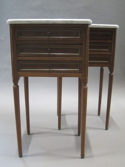 Paire de tables de chevet en placage d'acajou...