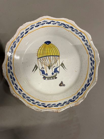 Assiette en faïence populaire à décor de...