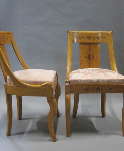 Paire de chaises en placage d'érable, marqueté...