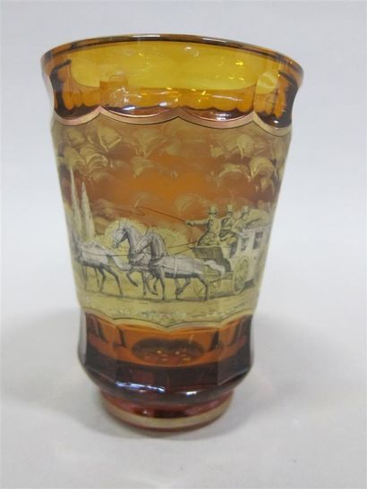 Vase tronconique en verre orangé taillé à...