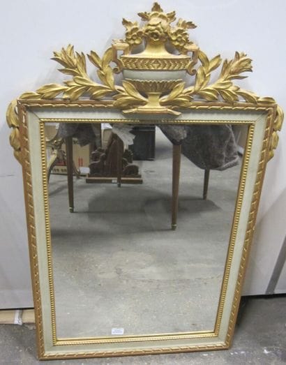Miroir en bois doré et laqué gris, le fronton...