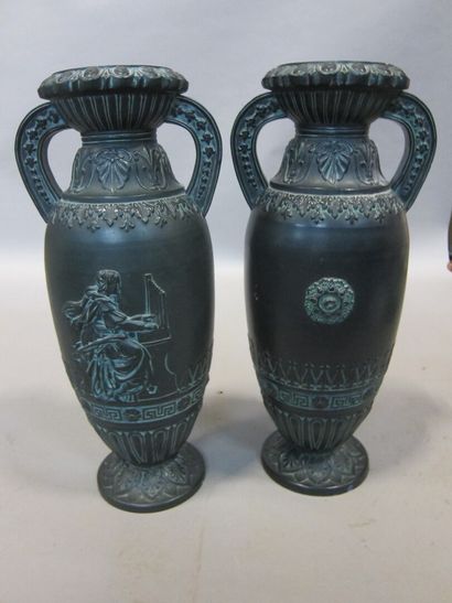 Paire de vases en porcelaine, à patine noire...