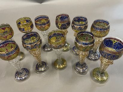 Onze verres à vin du Rhin en verre émaillé...