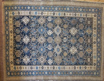 Lot de quatre tapis :

-Deux à fond bleu...