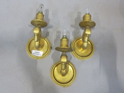 Trois appliques en bronze doré, à un bougeoir...