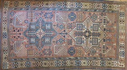 Lot de quatre tapis :

-Deux à fond bleu...