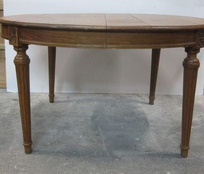 Table de salle à manger ovale en chêne mouluré...