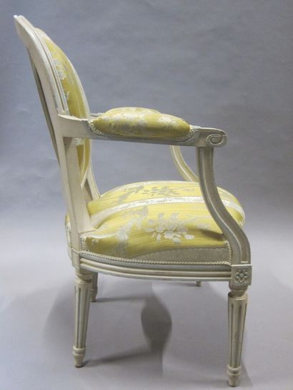 Paire de fauteuils en bois mouluré laqué...