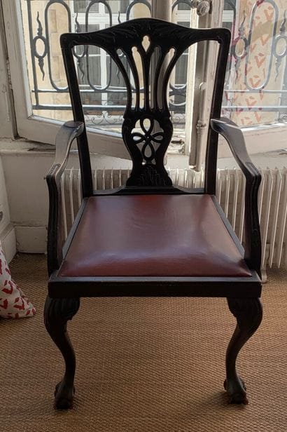 Suite de deux fauteuils et huit chaises en...