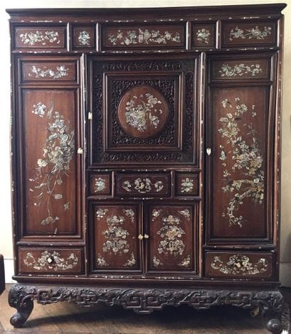 
Cabinet en bois exotique à riche décor de...