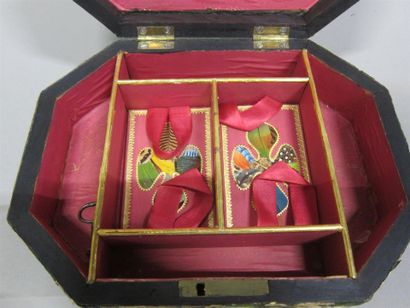 Coffret octogonal en tissus appliqué sur...