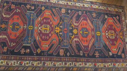 Lot de quatre tapis :

-Deux à fond bleu...