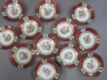 Douze assiettes en porcelaine à décor d'angelots.

Diam...