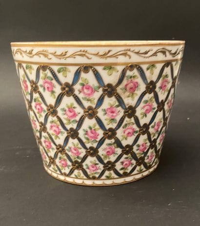 Cache-pot en porcelaine à décor émaillé polychrome...