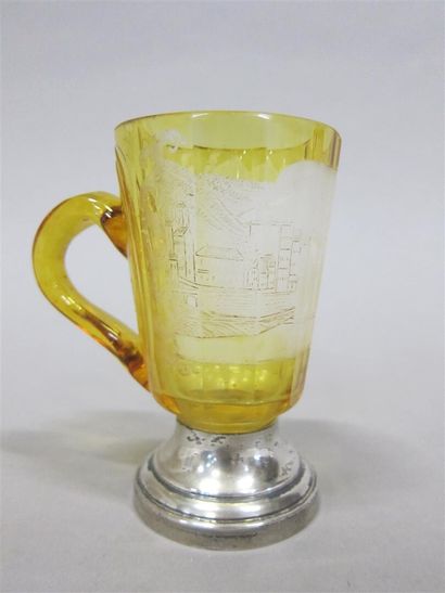 Vase tronconique en verre orangé taillé à...
