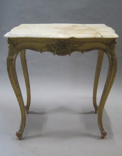 Petite table de salon en bois doré et sculpté...