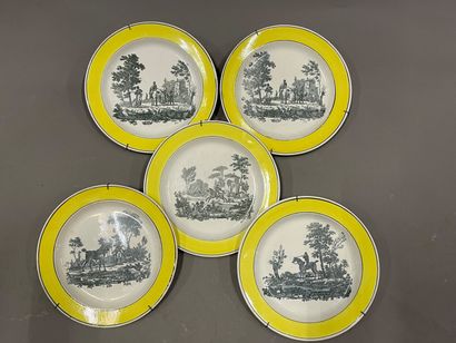 Cinq assiettes en faïence de Creil à décor...