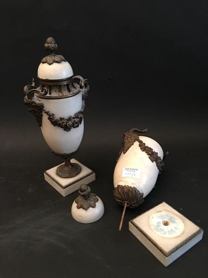 Paire de vases couverts en marbre blanc,...