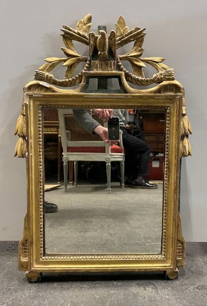 
Miroir en bois sculpté, doré et laqué vert...