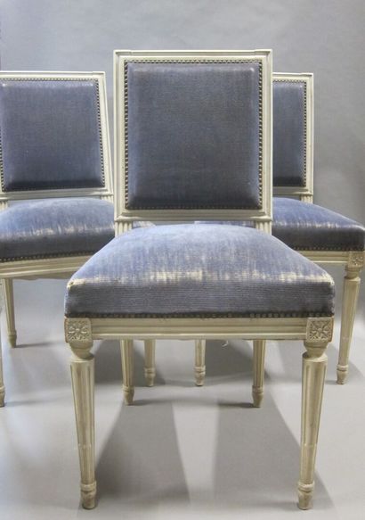 Suite de sept chaises en bois mouluré laqué...