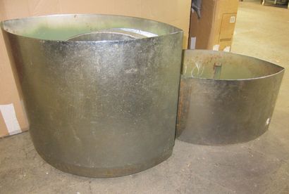 Piètement de tanle en métal chromé en forme...