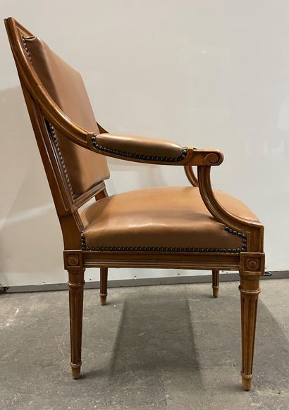 Paire de fauteuils en bis naturel mouluré...