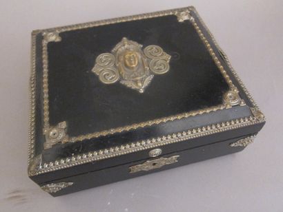 Coffret en bois noirci, ornementation en...
