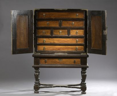 Cabinet coréen en bois exotique ouvrant à...
