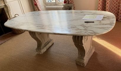 Table ovale de salle à manger reposant sur...