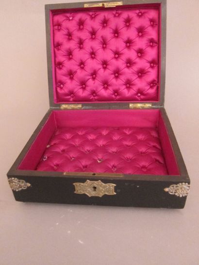 Coffret en bois noirci, ornementation en...