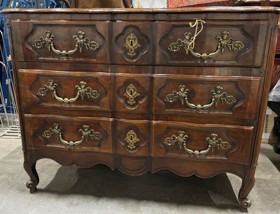 Commode en bois naturel, à façade en arbalète...