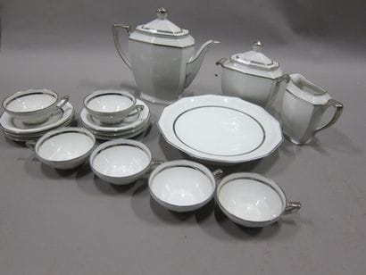Partie de service à thé en porcelaine de...