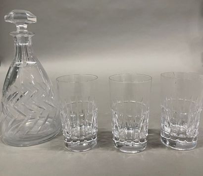 Trois verres en cristal taillé attribués...