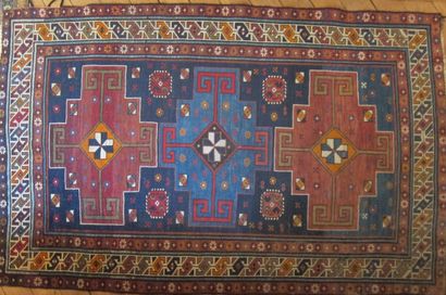 Lot de quatre tapis :

-Deux à fond bleu...