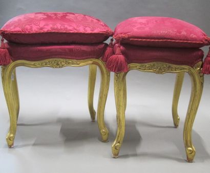 Paire de tabourets en bois mouluré, doré...