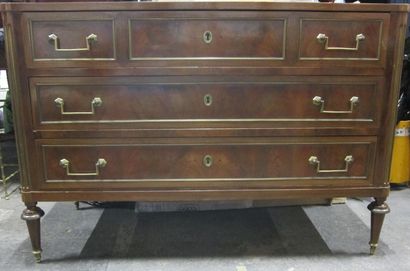 Commode en placage d'acajou ouvrant à trois...