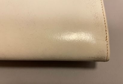 Jean PATOU

Sac en cuir blanc à fermeture...