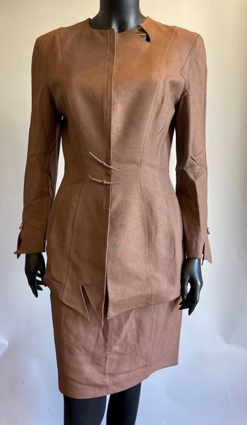 Thierry MUGLER

Tailleur en lainage marron...
