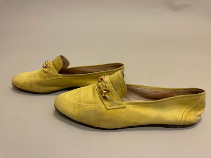 CHANEL

Paire de mocassin en daim jaune,...